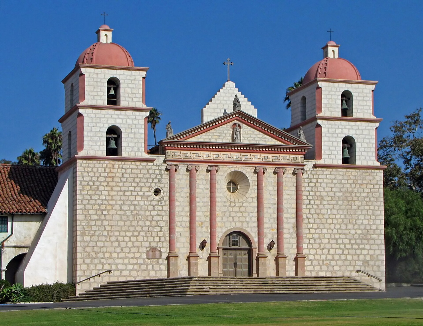 Fachada de la Misión de Santa Bárbara