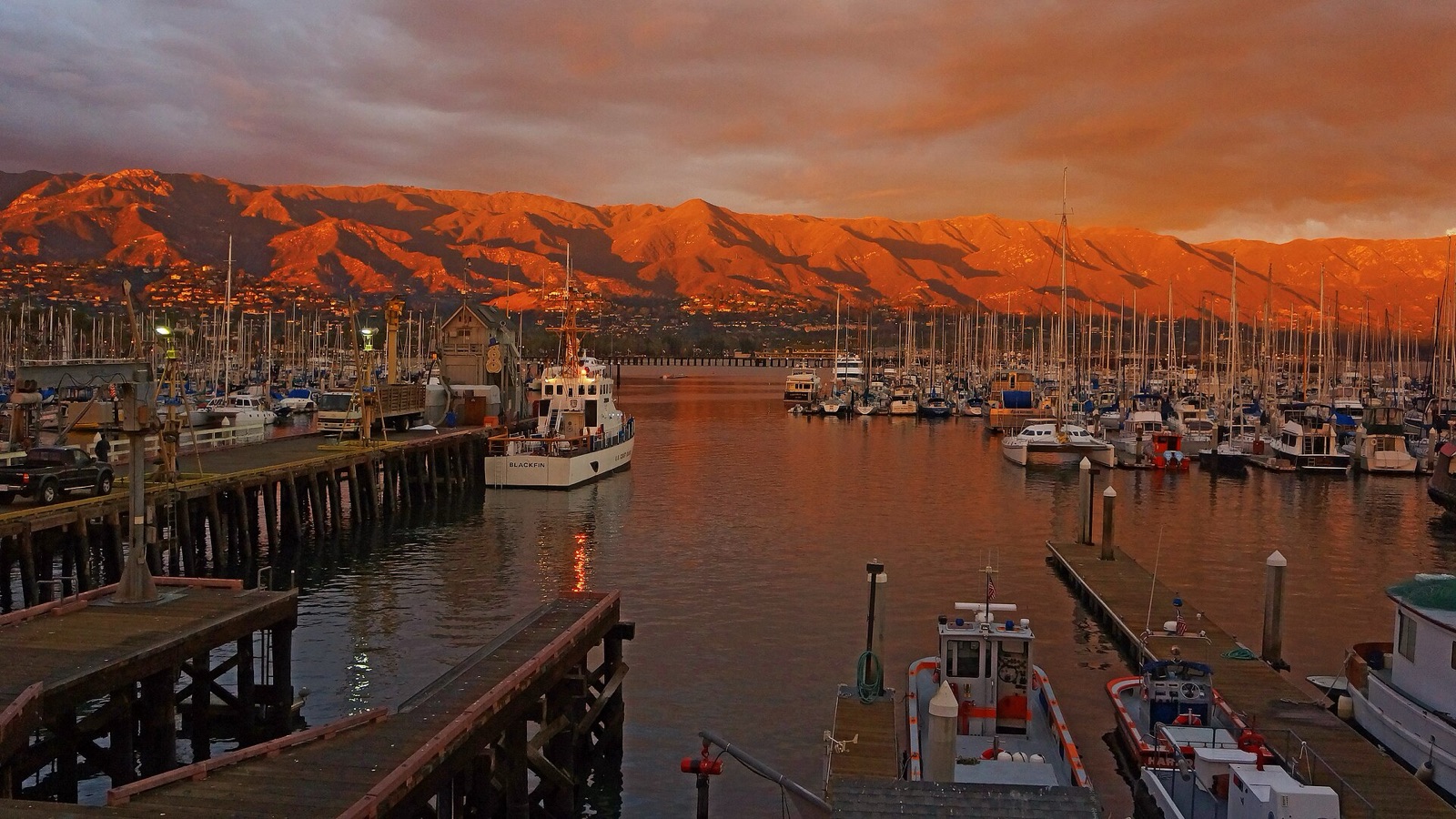 Puerto de Santa Bárbara al atardecer, con las montañas al fondo